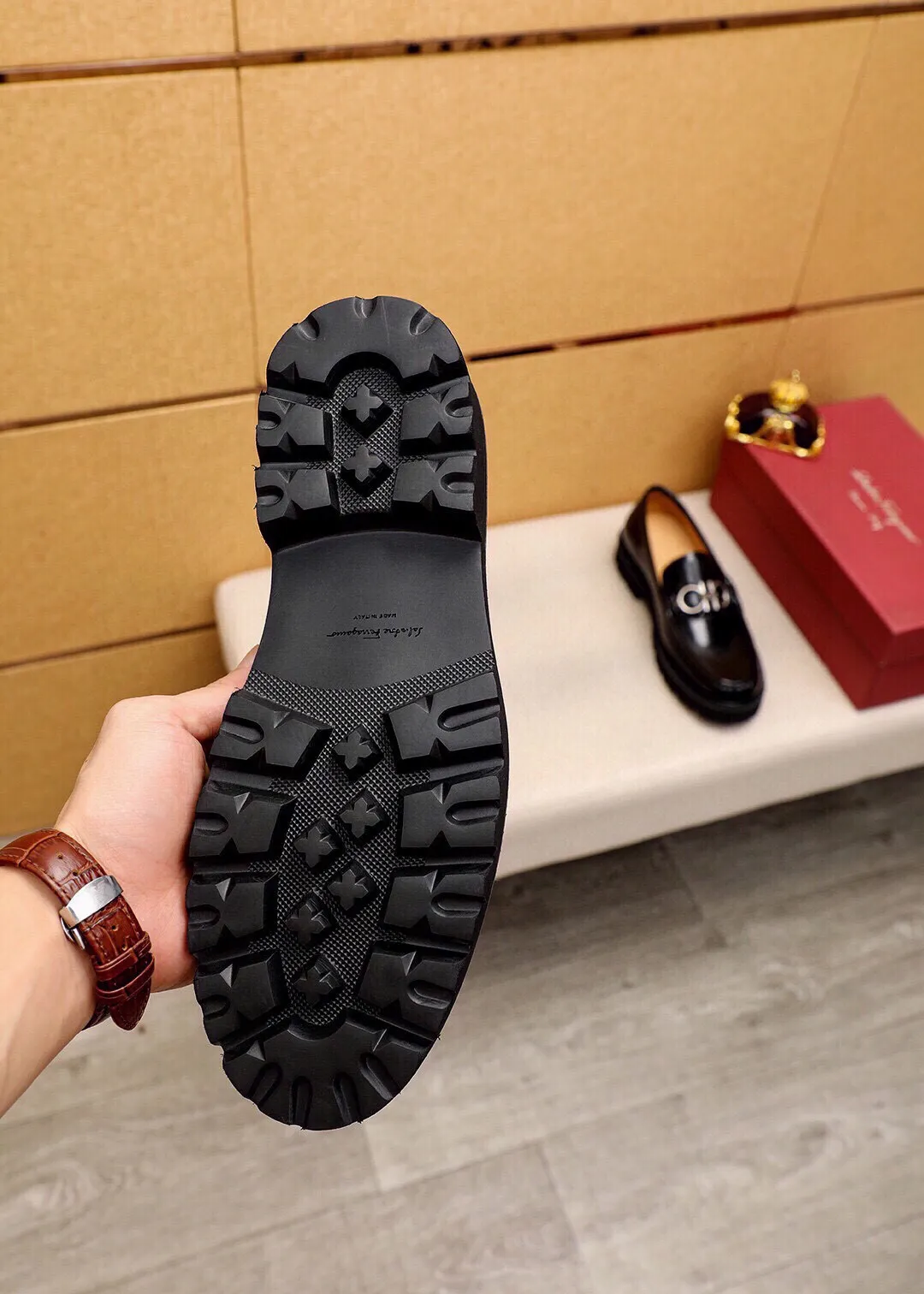 Men's shoes 💰580 💐 Product trademark: Ferragamo "Ferragamo" casual leather shoes Regular size: 38-44 (45.46🉑️customized) Product materials: Selected imported first-layer open-edge beaded cowhide leather upper + luxury hardware buckle, imported water-dyed cowhide leather lining. Strong three-dimensional visual effect, original outsole color: 4⃣️seed leather materials available